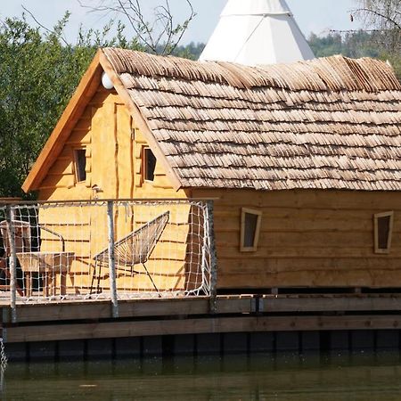 Les Cabanes Flottantes Givrauval Luaran gambar